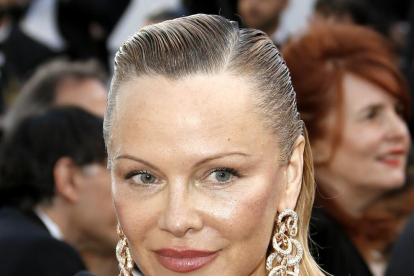 Nicole Kidman presentó ayer una serie de televisión, mientras Pamela Anderson lució nuevo ‘look’.