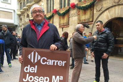 Josep Maria participó ayer en la acción de Arrels para visibilizar a las personas sin hogar.