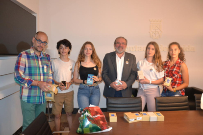 Los alumnos del instituto Josep Vallverdú ayer en La Diputación.