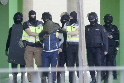 Imagen del  joven detenido en Ceuta siendo trasladado por los agentes de la Polícia Nacional.