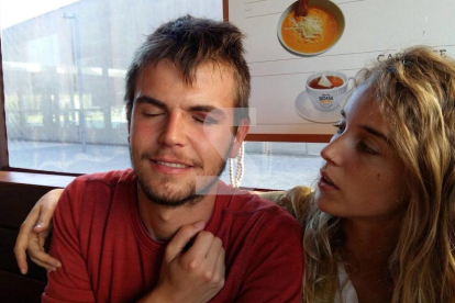 Adrià Corbella mostra la lesió a l'ull esquerre, al costat de a seua parella.