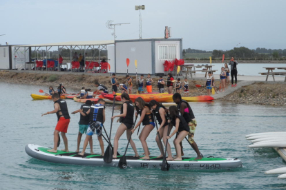 Alumnes del col·legi L’Àlber d’Albesa van ser els encarregats d’estrenar el ‘paddle surf king’ a 2Llacs.