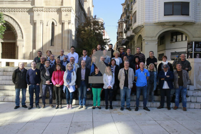 Representants de les 37 organitzacions i col·lectius que formen part de la Taula per la Democràcia a Lleida.