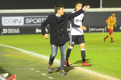 Gerard Albadalejo dóna instruccions als jugadors, dissabte passat, a Paterna.