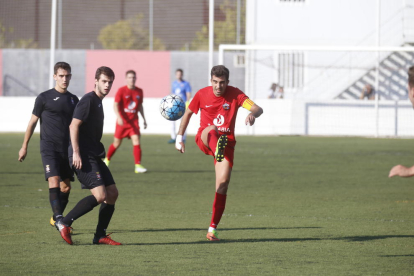 Dos jugadors de l’Alpicat pugnen amb la pilota davant d’un del Valls en una de les jugades del partit d’ahir.