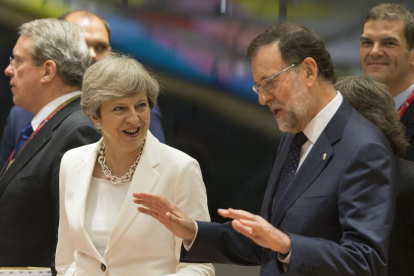 Theresa May conversant amb Mariano Rajoy, ahir a Brussel·les.