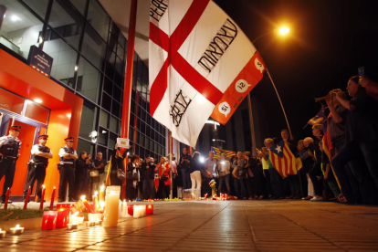 Los congregados ante la comisaría de los Mossos d’Esquadra en Lleida, ayer por la noche.