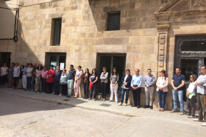 Subdelegación de Gobierno  ■ La Subdelegada del Gobierno, Inma Manso, participó en el minuto de silencio organizado ante el edificio de la subdelegación en el centro de Lleida, ayer, en homenaje a las víctimas.