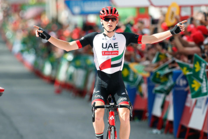 Matej Mohoric celebra la victòria a la setena etapa de la Vuelta.