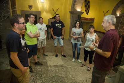 Un grup de joves, abans d’iniciar l’Escape Castle Adventure, rebent les instruccions de Ramon Orpinell.