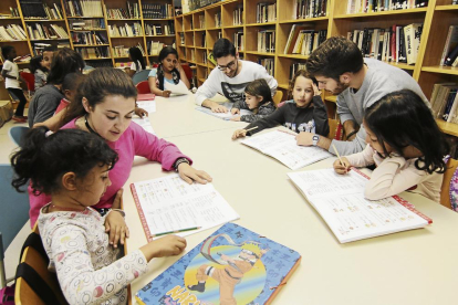 El refuerzo educativo se imparte cada tarde en la biblioteca del centro cívico del Secà y se complementa con actividades y juegos. 
