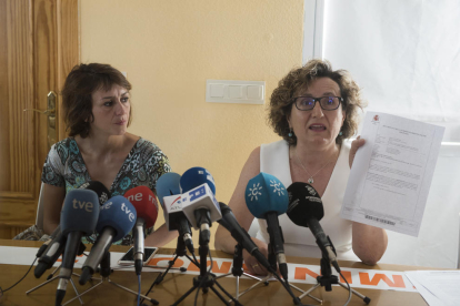Juana Rivas junto a la asesora jurídica del Centro de la Mujer de Maracena, Francisca Granados.