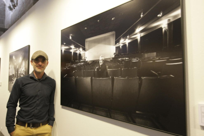Juan Plasencia, ayer en el IEI junto a una de sus fotografías, la del cine Flotats de Tornabous.