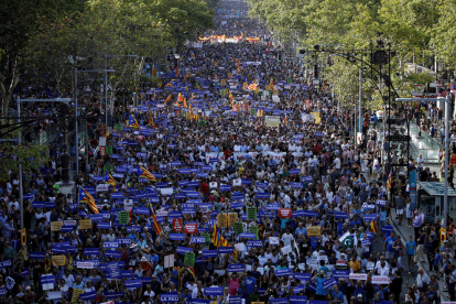 La manifestación de Barcelona por la paz y contra el terrorismo abarrotó ayer el Passeig de Gràcia y el centro de la ciudad hasta plaza Catalunya.