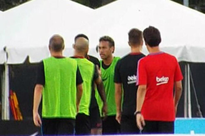 Neymar, en el momento de encararse con Semedo en presencia de Mascherano, Rakitic e Iniesta.