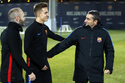 Ernesto Valverde saluda Denis Suárez i Andrés Iniesta abans d’iniciar l’entrenament.