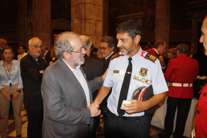 El president de la Diputació, Joan Reñé, amb el major Trapero.