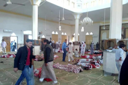 Cossos sense vida a la mesquita que ha rebut l'atac.