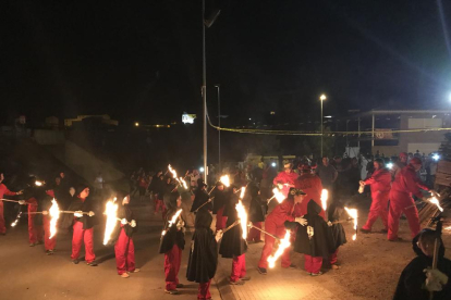 Más de 3.500 personas acudieron la noche del viernes a ver la encendida del Haro de Les, que este año costó más de lo habitual que prendiera. 