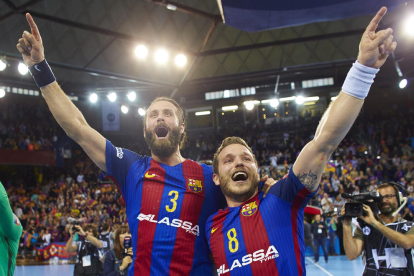 Noddesbo y Víctor Tomàs festejan la clasificación con la afición, que llenó el Palau Blaugrana.