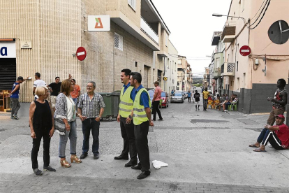 La alcaldesa de Aitona, Roja Pujol, en el centro a la izquierda, charla con los dos agentes cívicos que “patrullan” la localidad. 