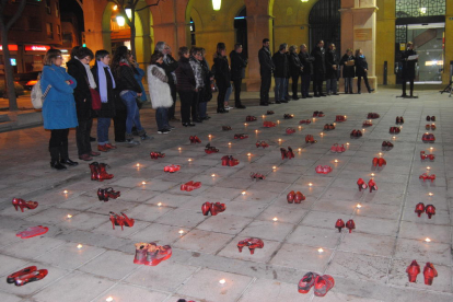 Zapatos rojos y manifiesto ayer en Mollerussa en recuerdo de las víctimas de violencia machista. 