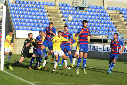 Una acción de ataque del Lleida, que ayer se mostró más incisivo en un partido que era una auténtica final para los de Siviero.
