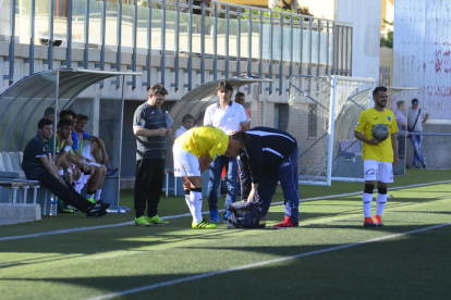 Noel Carbonell es atendido al lesionarse durante el partido de Liga ante el Eldense.