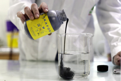 Un químico colocando en agua una fórmula en base a grafeno, lactonas y polvo de cobre