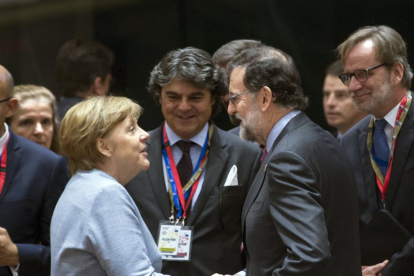 El Presidente del Gobierno, Mariano Rajoy, y la canciller alemana, Angela Merkel, ayer en Bruselas.