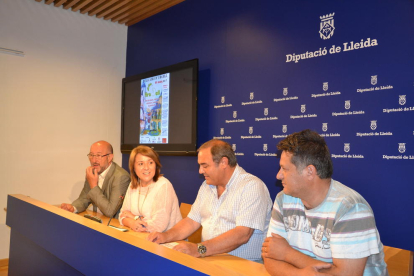 Rosa Pujol i Jaume Montfort (al centre), durant la presentació.