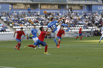 Jorge Félix, un dels jugadors que més vegades van intentar la rematada, salta envoltat de rivals en una acció del partit d’ahir.