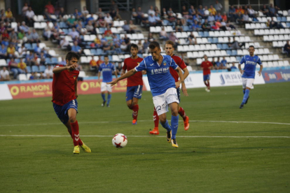 Jorge Félix, uno de los jugadores que más veces intentó el remate, salta rodeado de rivales en una acción del partido de ayer.