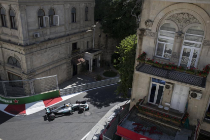 Lewis Hamilton encara un dels trams del Gran Premi de l’Azerbaidjan, que es disputa al circuit urbà de Bakú.