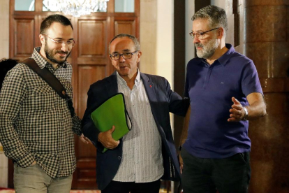 Els diputats de la CUP Albert Botran i Carles Riera, al costat del portaveu de CSQRP, Joan Coscubiela (centre), a la seua arribada a la junta de portaveus del Parlament, dilluns.