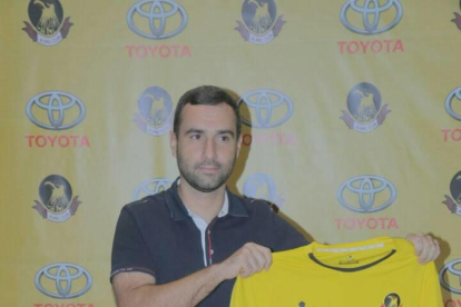 Xavier Codina, el día que fue presentado por el Al-Ahli, sostiene la camiseta del equipo.