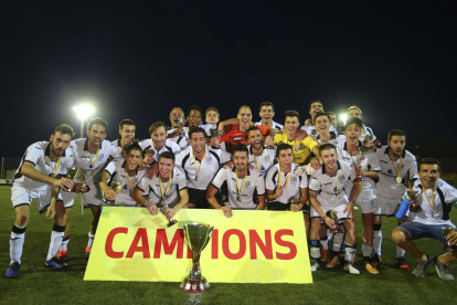 La plantilla del Borges posa amb el trofeu de campió de la Copa Catalunya Amateur.