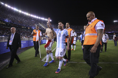  Messi sale del campo tras el partido ante Chile en Buenos Aires.