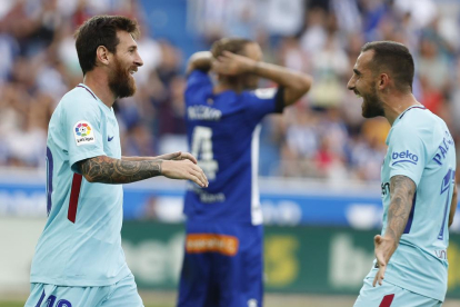 Messi celebra amb Paco Alcácer un dels dos gols que va marcar ahir.