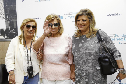 María Teresa Campos, amb les seues filles a la sortida de l’hospital.