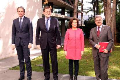 Íñigo de la Serna, Mariano Rajoy, Soraya Sáez de Santamaría i Enric Millo, ahir a Barcelona.