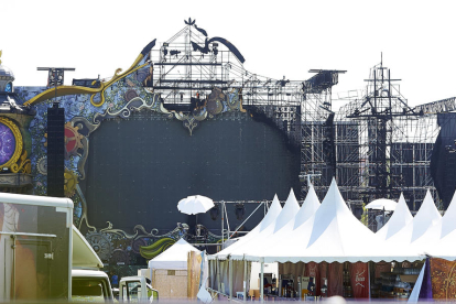 El escenario de Tomorrowland medio quemado.