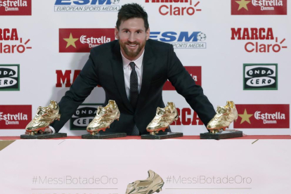 Leo Messi posó ayer con las cuatro Botas de Oro que ya tiene en su poder.