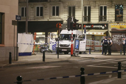 Policías y forenses inspeccionan el lugar de los hechos en Bruselas.