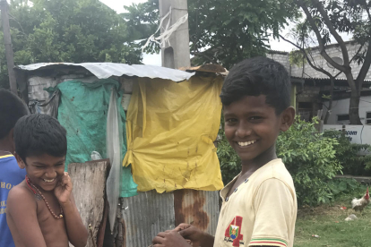 Nens en un 'slum' als afores de Colombo, capital de Sri Lanka
