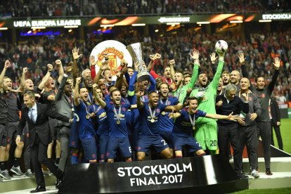La plantilla del Manchester United celebra el títol aconseguit ahir a Solna.