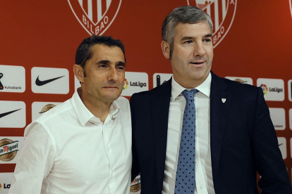 Valverde, ayer con Josu Urrutia, presidente del Athletic.