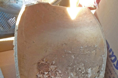 Fotografia facilitada per l'Autoritat d'Antiguitats d'Israel, d'un dels vasos mortuoris trobats a prop de l'actual Zoo Bíblic de Jerusalem, que es van extreure durant unes excavacions el 2014 en tombes com a ofrenes funeràries