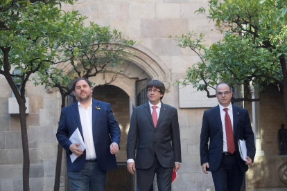 Carles Puigdemont, Oriol Junqueras i Jordi Turull, a l’arribar ahir a la reunió setmanal del Govern.