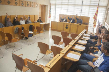 Imagen de la votación de una de las mociones que se aprobaron ayer en el consell comarcal del Urgell.